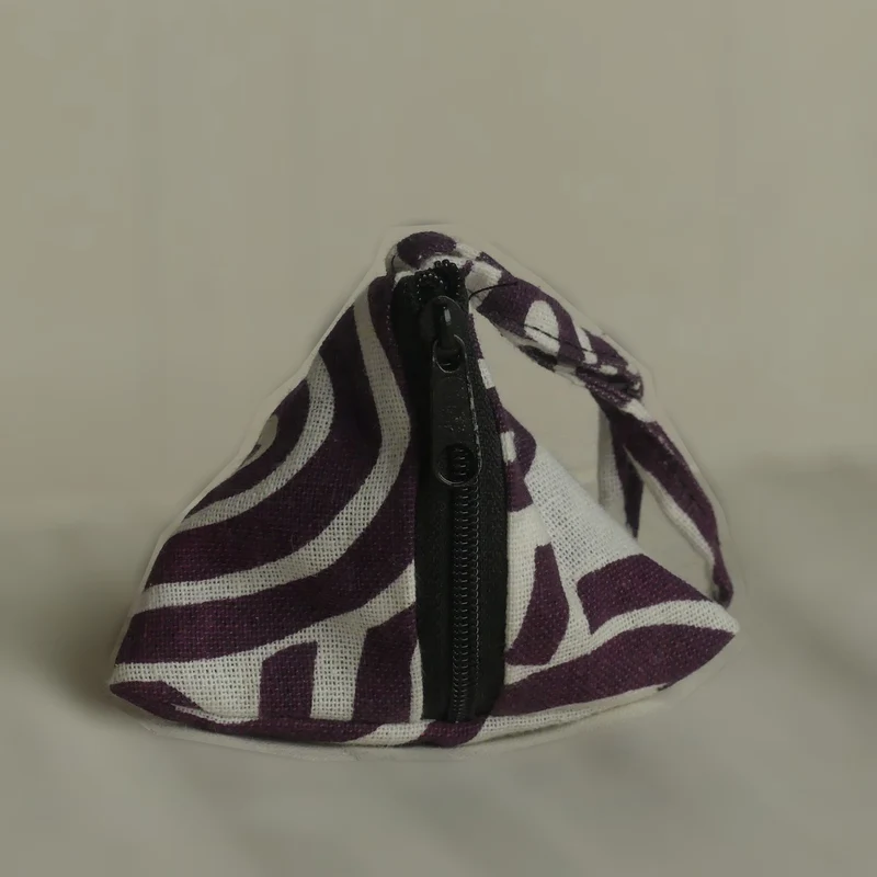 Pochette triangulaire fait main | blanche / violette