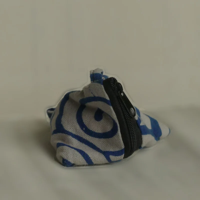 Pochette triangulaire fait main | blanche / bleue