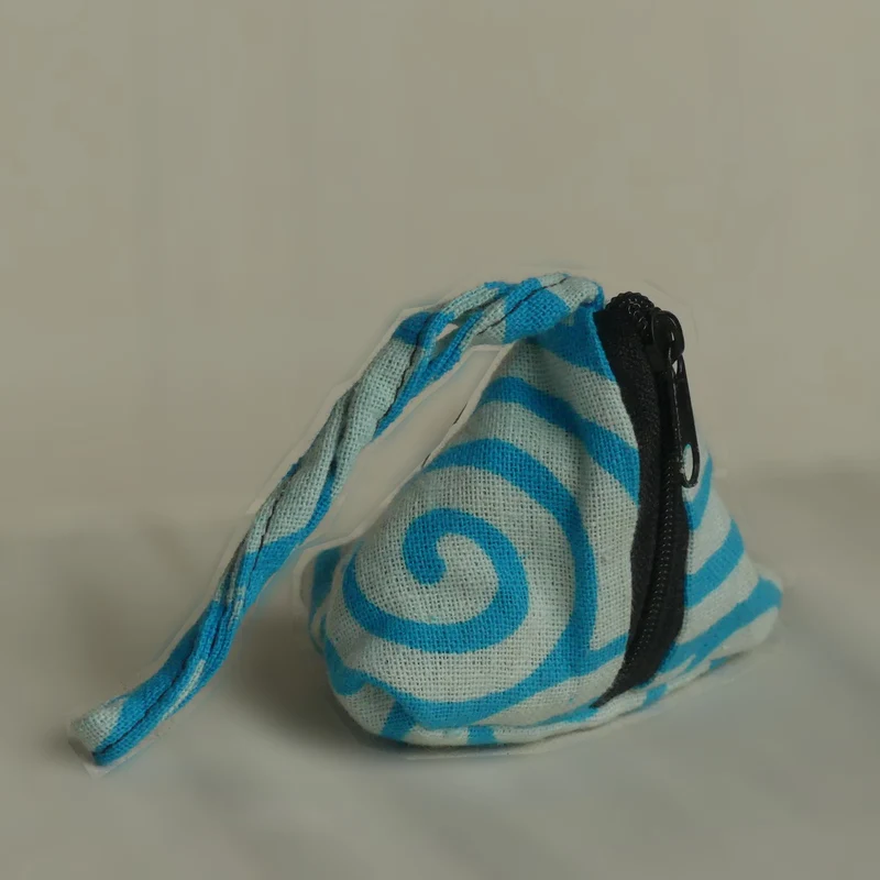 Pochette triangulaire fait main | bleue pâle / bleue ciel