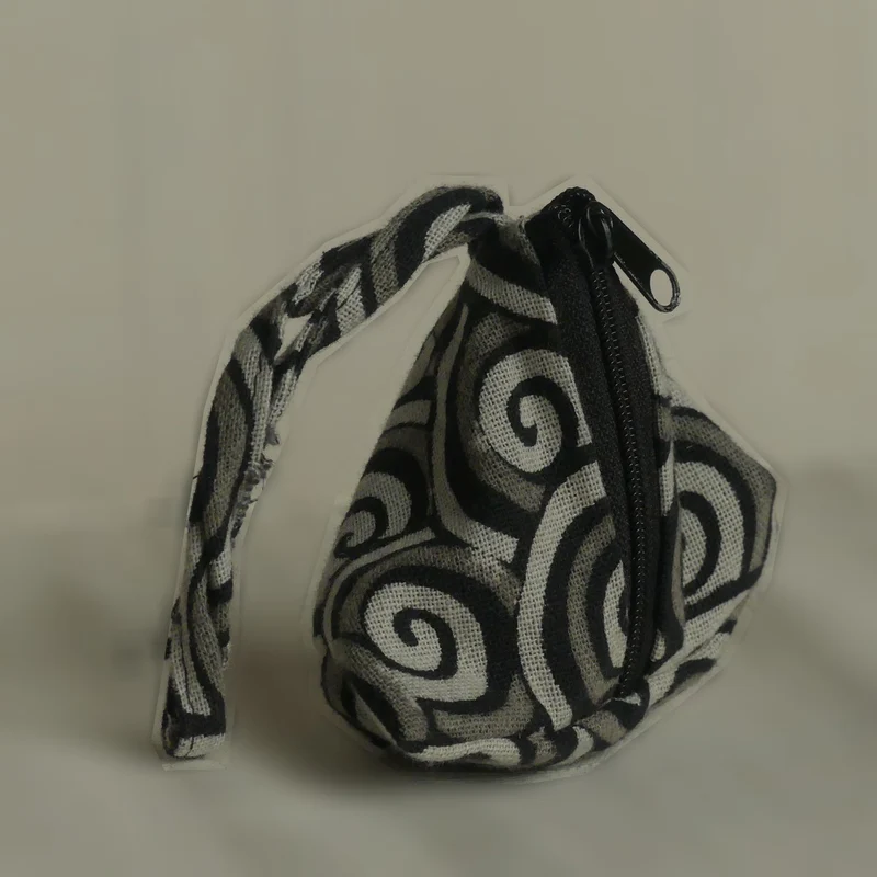Pochette triangulaire fait main | blanche / noire / grise