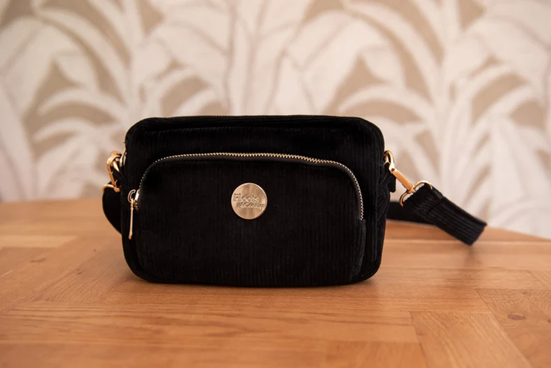 Sac banane avec distributeur de sacs canins intégré